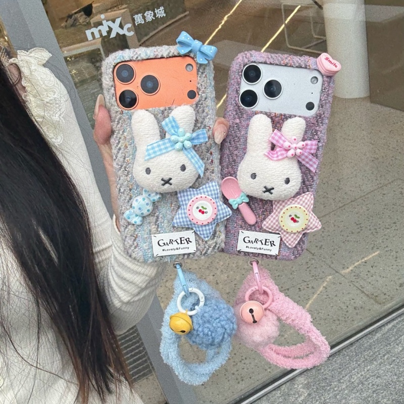 Cute Cartoon Wrist Strap Silicone Case - ﻿ おしゃれで可愛い漫画風ふわふわ人形ミッフィーのiPhoneケース（iPhone 14、15、16、17 Pro Max対応） 可愛いリボン付きミッフィーのふわふわリストストラップ